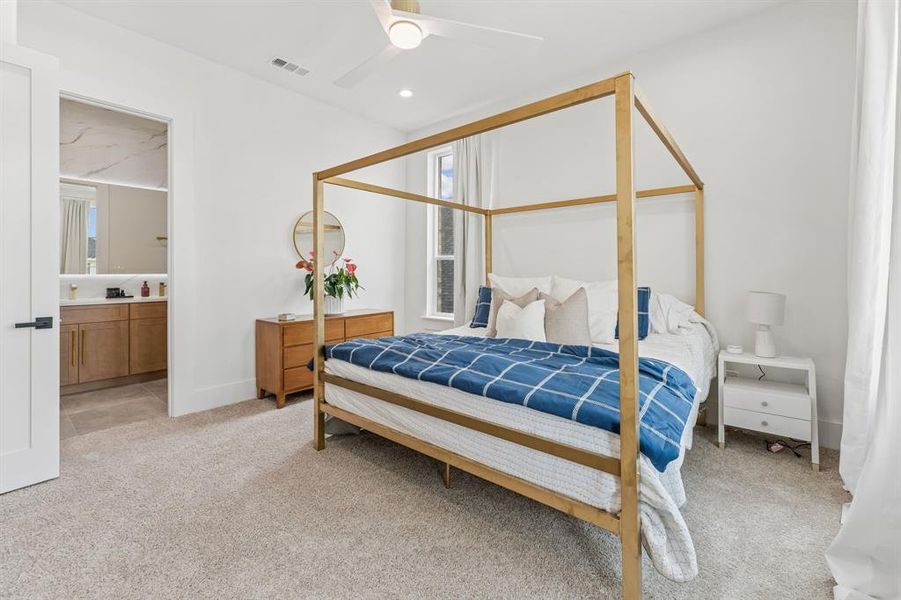 Spacious bedroom with ensuite bathroom Spacious bedroom with ensuite bathroom