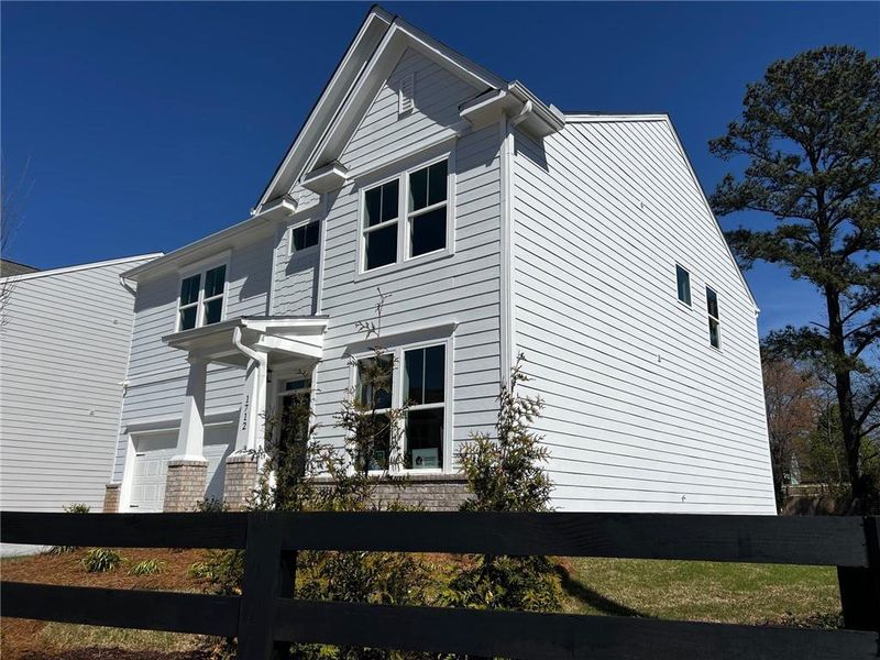 Exterior details and patio area of a home in Hickory Heights, Acworth (Image 19).