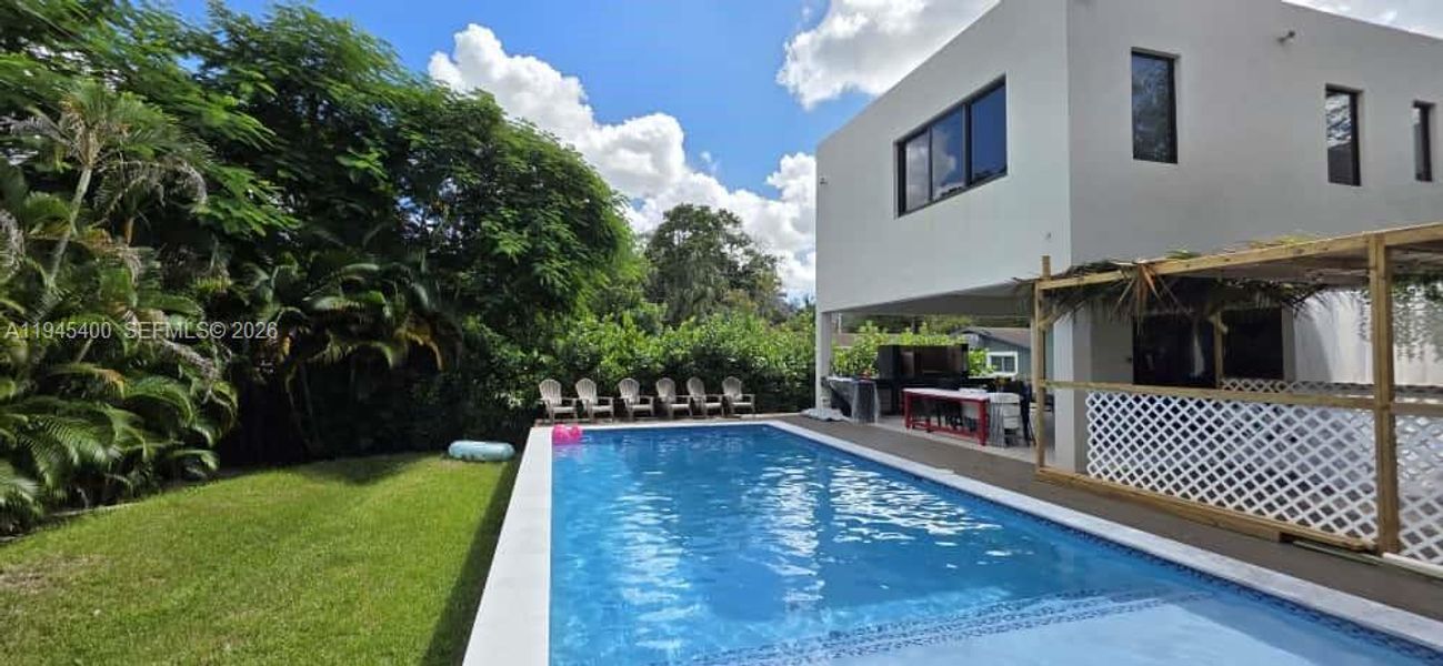 Exterior details and patio area of a home in , Dania Beach (Image 19).