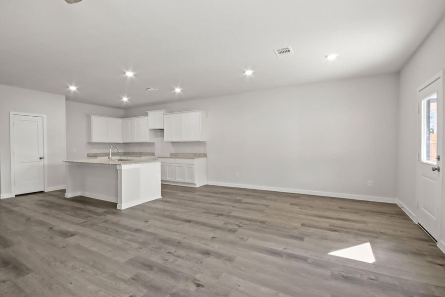 Spacious, unfurnished interior of a new home in Lakes at Crockett Martin, Conroe (Image 14).