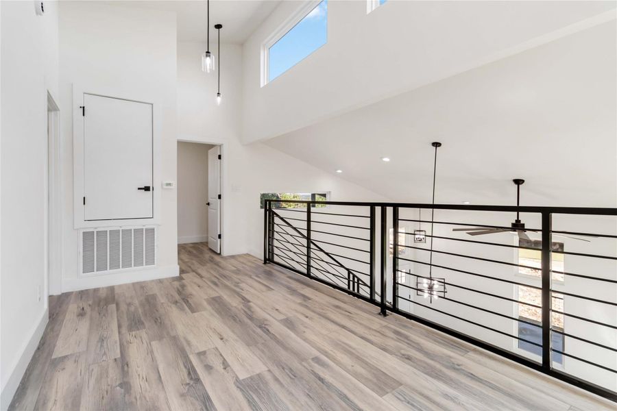 Clerestory windows that fill the space with beautiful northern natural light. Powerful 5-ton A/C split system for year-round comfort. Clerestory windows that fill the space with beautiful northern natural light. Powerful 5-ton A/C split system for year-round comfort.