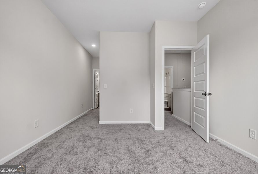 Spacious, unfurnished interior of a new home in Stonebridge North, Macon (Image 28).