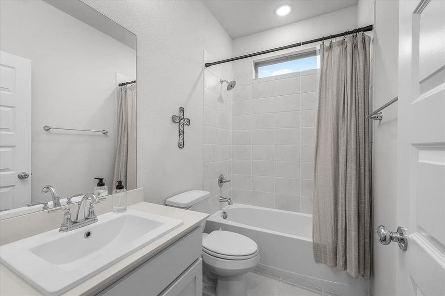 Furnished interior view inside a new home in , Fort Worth (Image 14).