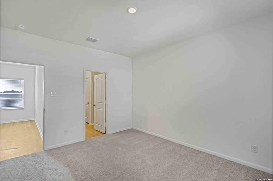 Spacious, unfurnished interior of a new home in , San Antonio (Image 10).