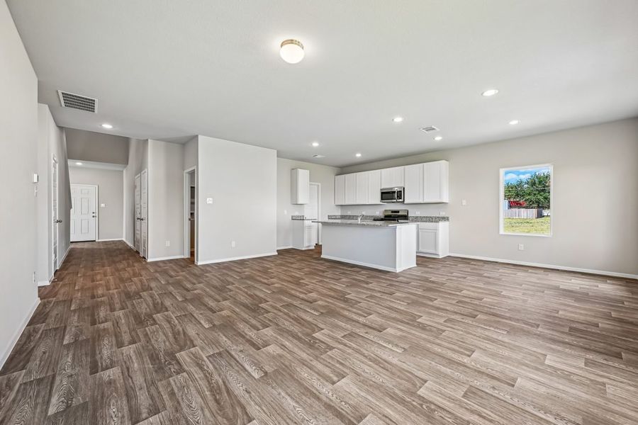 Spacious, unfurnished interior of a new home in Casetta Ranch, Kyle (Image 15).