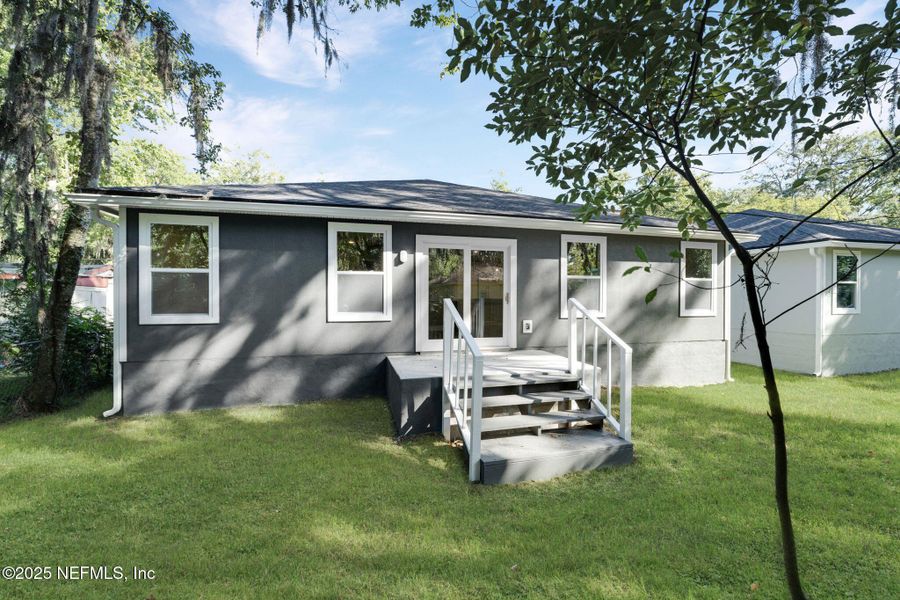 Exterior details and patio area of a home in , Jacksonville (Image 3).