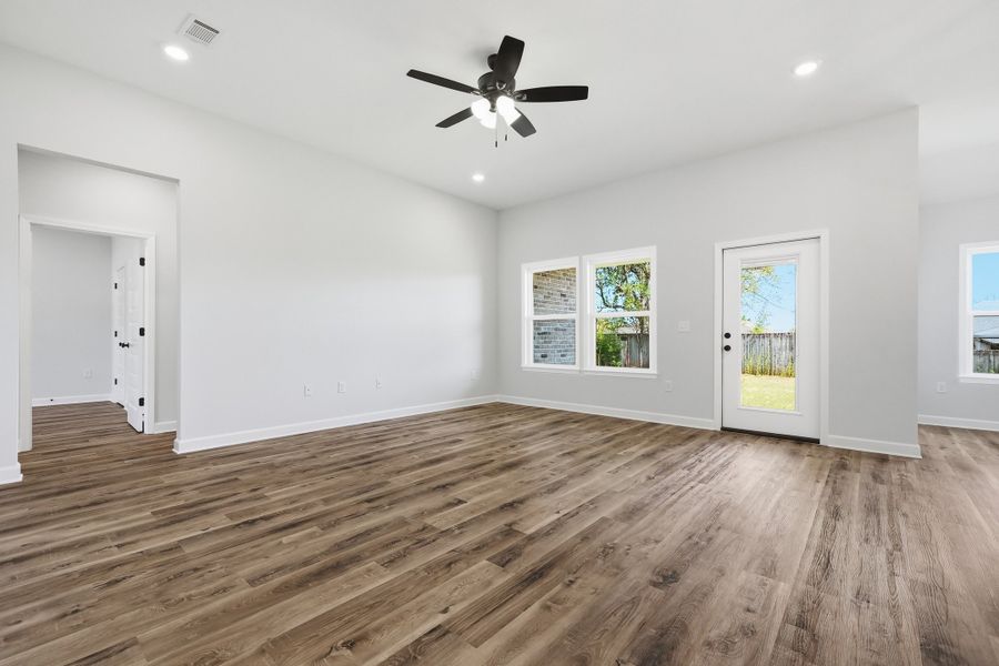 Spacious, unfurnished interior of a new home in Barton's Bend, Crestview (Image 21).
