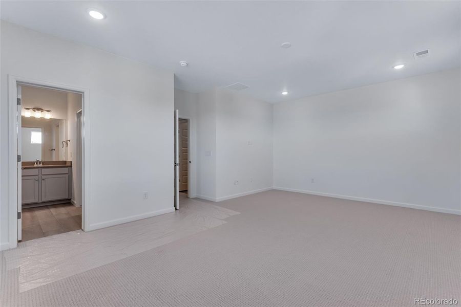 Spacious, unfurnished interior of a new home in Crescendo at The Aurora Highlands, Aurora (Image 42).