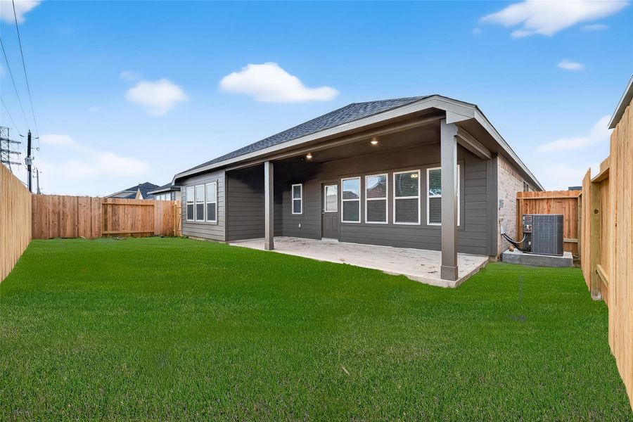 Exterior details and patio area of a home in Rollingbrook Estates, Baytown (Image 3).