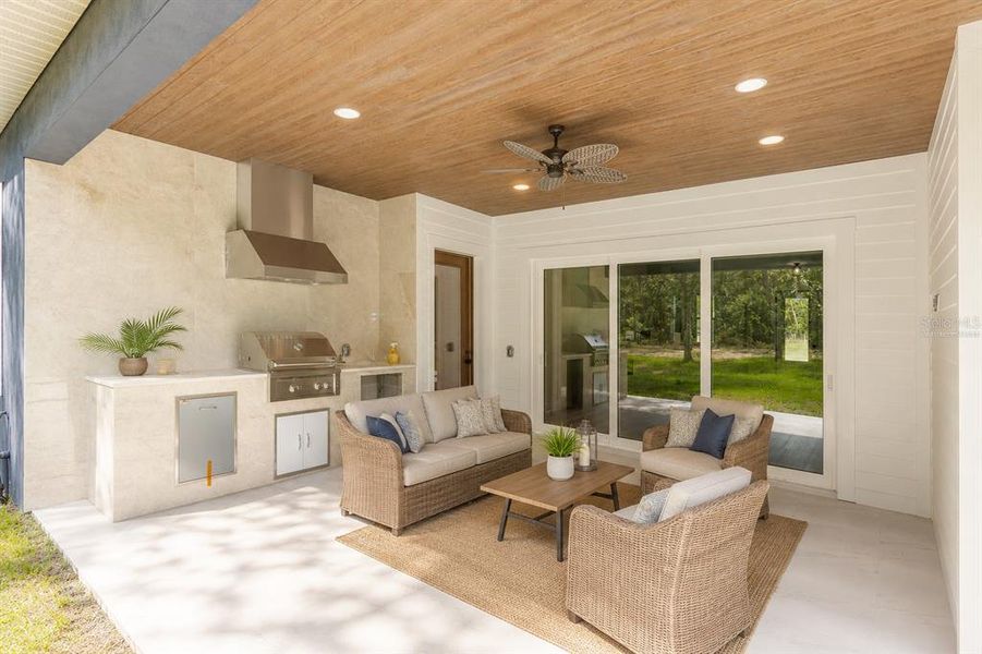 Exterior details and patio area of a home in , Weeki Wachee (Image 4).