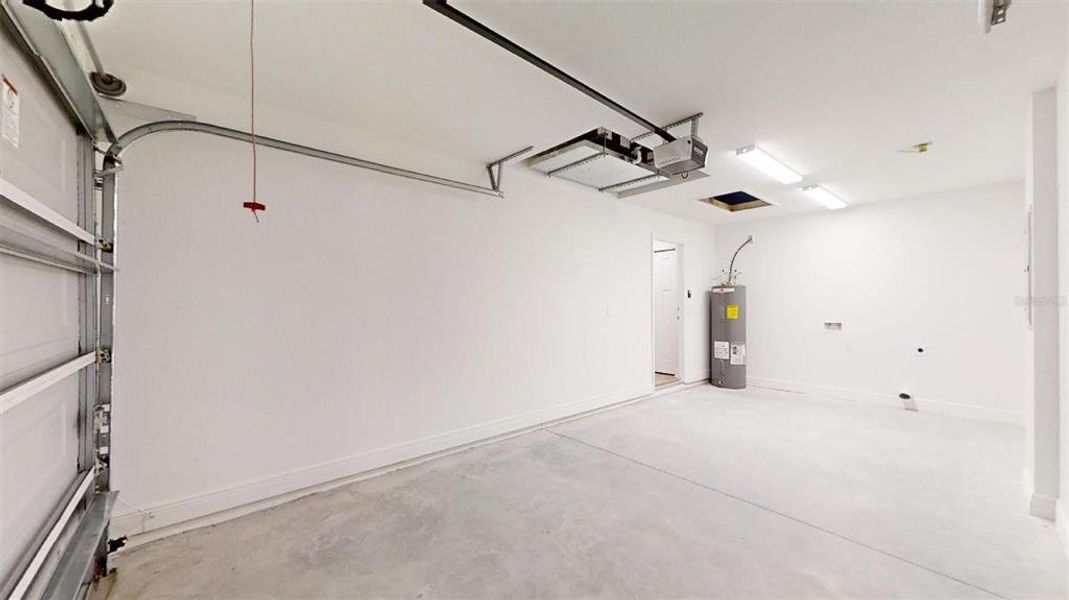 Spacious, unfurnished interior of a new home in , Dunnellon (Image 24).