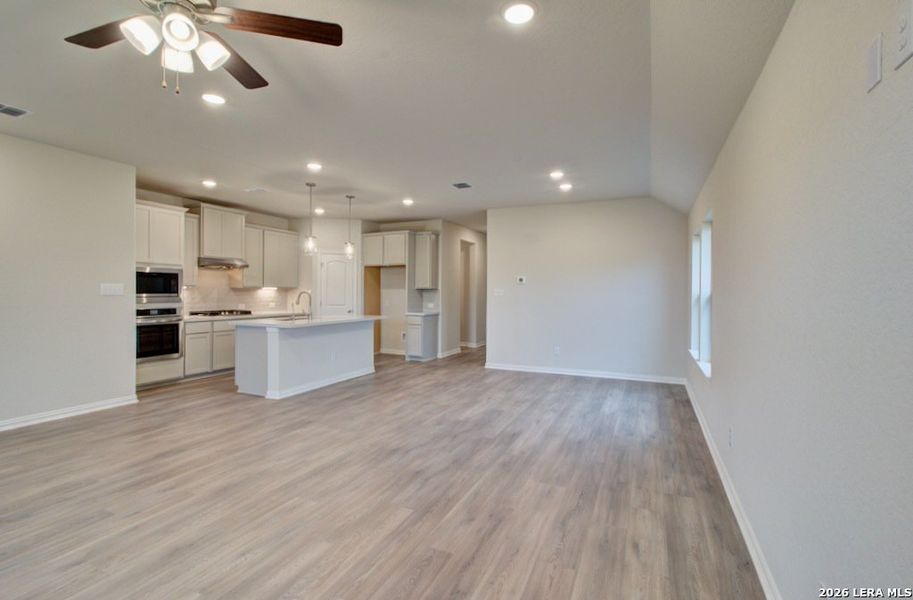 Spacious, unfurnished interior of a new home in Meyer Ranch - Enclave, New Braunfels (Image 15).
