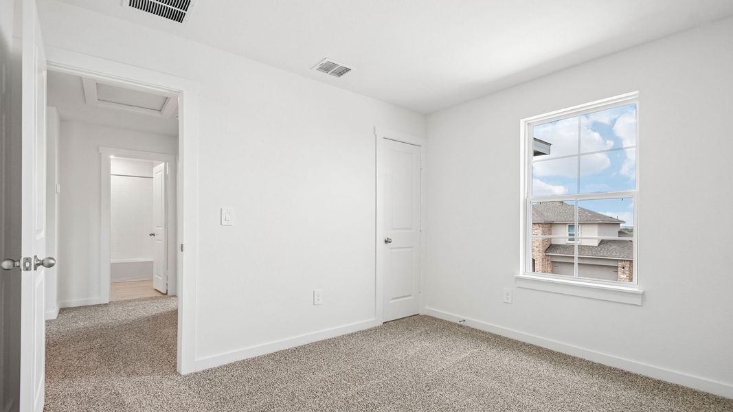 Spacious, unfurnished interior of a new home in Rosenbusch Ranch, Leander (Image 30).