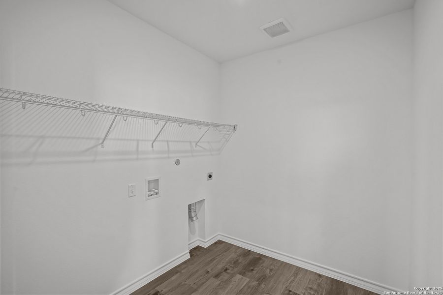Spacious, unfurnished interior of a new home in Davis Ranch, San Antonio (Image 24).
