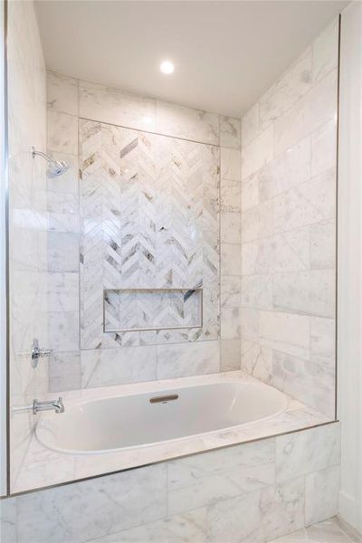 Bathroom with tiled shower / bath