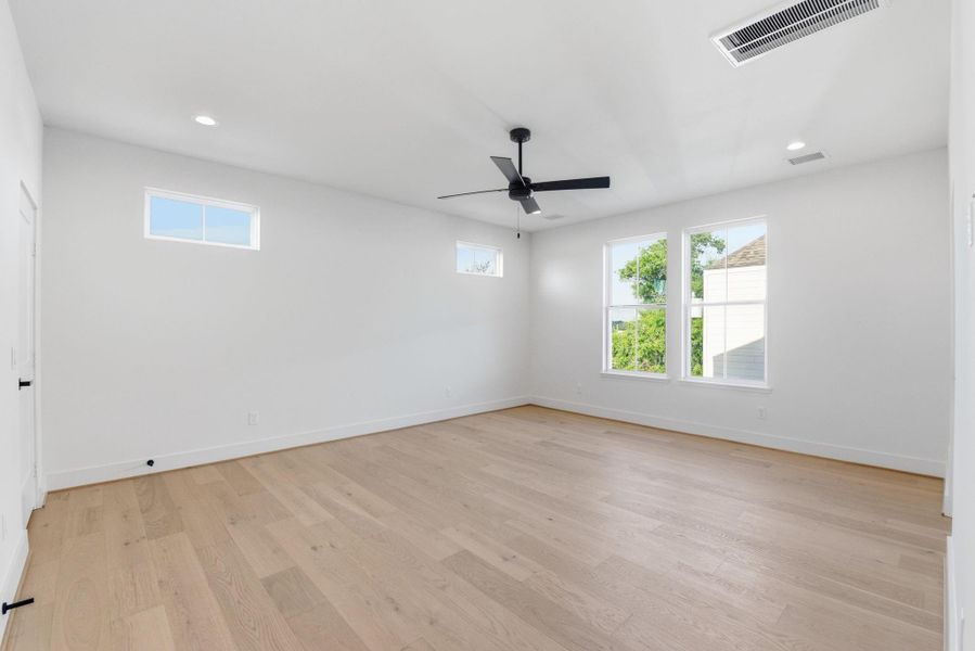 Spacious, unfurnished interior of a new home in , Houston (Image 24).