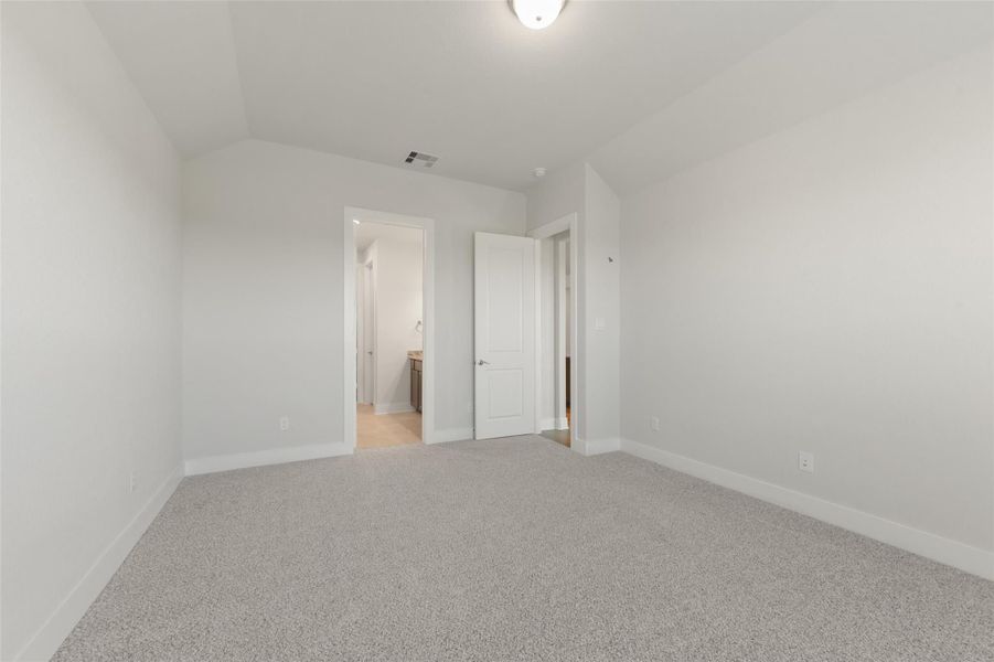 Spacious, unfurnished interior of a new home in Lago Mar, La Marque (Image 27).