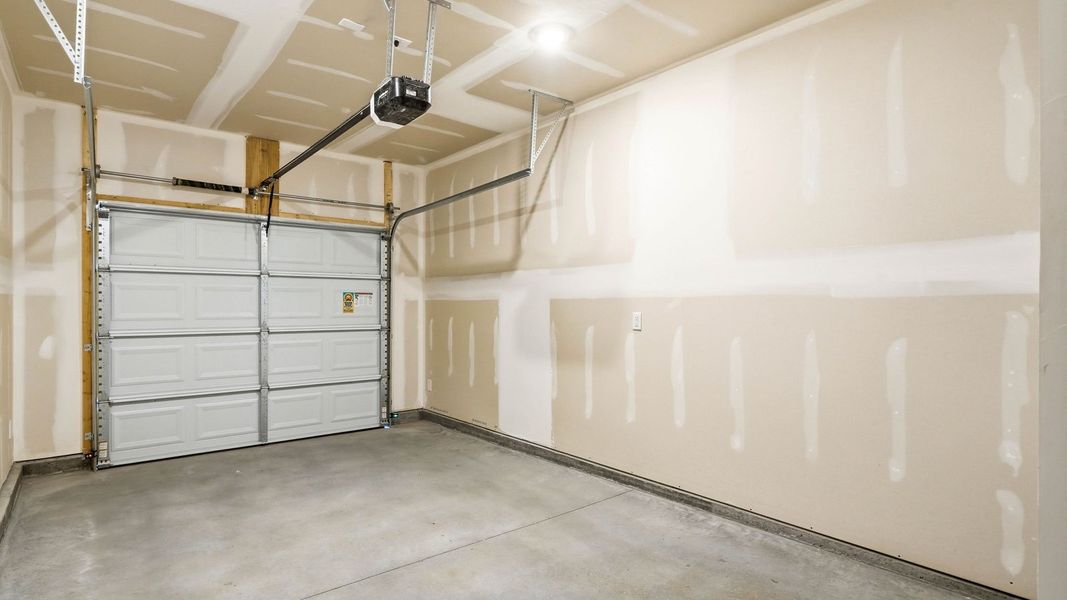 Spacious, unfurnished interior of a new home in Cherokee Crossing, Kodak (Image 22).