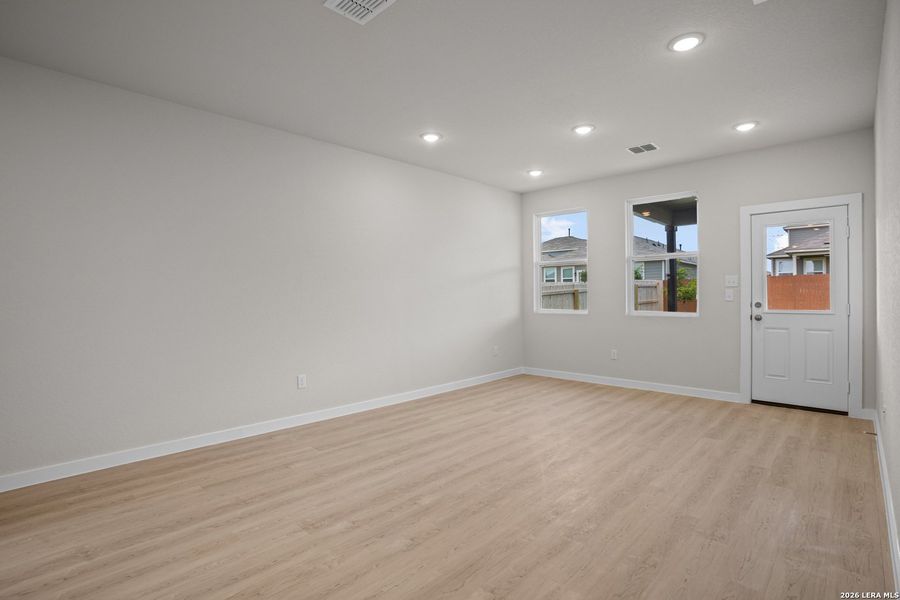 Spacious, unfurnished interior of a new home in Mesa Vista, San Antonio (Image 25).