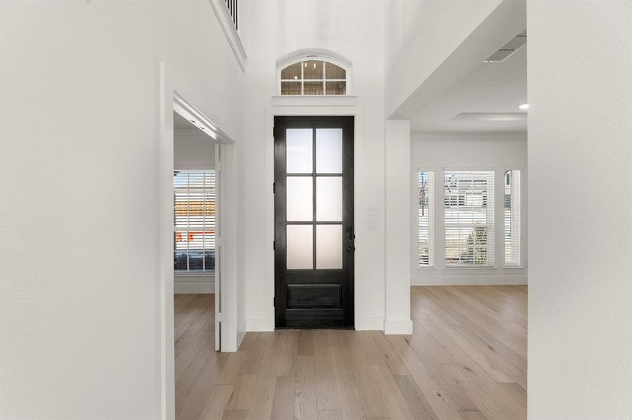 03. 605 Curtiss - Entry