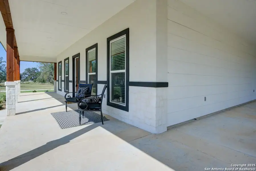 Exterior details and patio area of a home in , Natalia (Image 19).