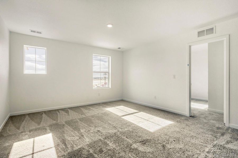 Spacious, unfurnished interior of a new home in Prairie Song, Windsor (Image 8).