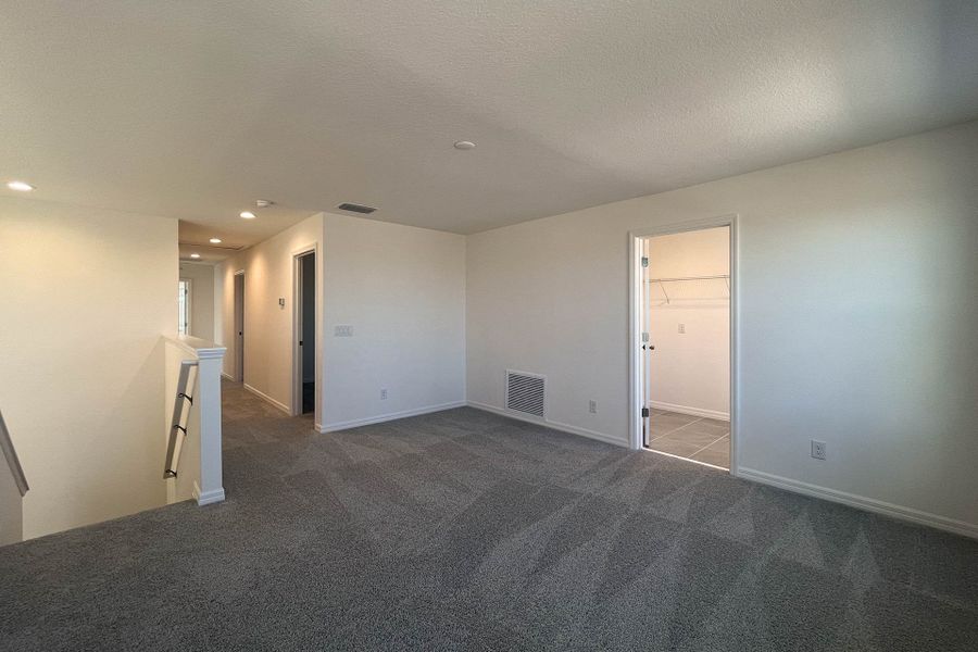 Spacious, unfurnished interior of a new home in Trinity Lakes, Groveland (Image 13).