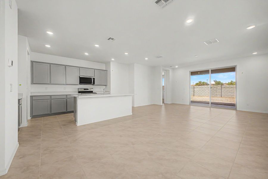 Spacious, unfurnished interior of a new home in Baker Farms, Phoenix (Image 9).