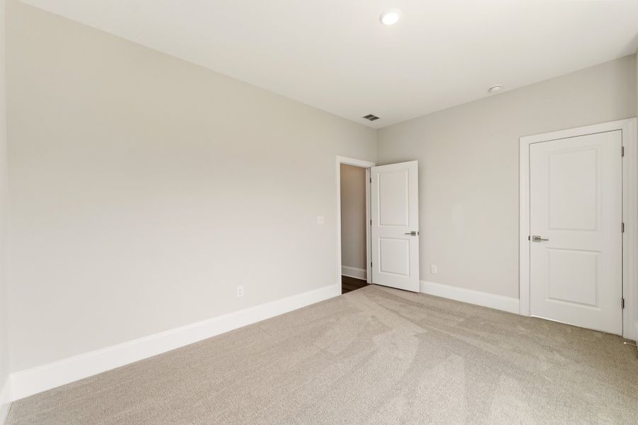 Spacious, unfurnished interior of a new home in Lakeside Saluda, Greenville (Image 28).