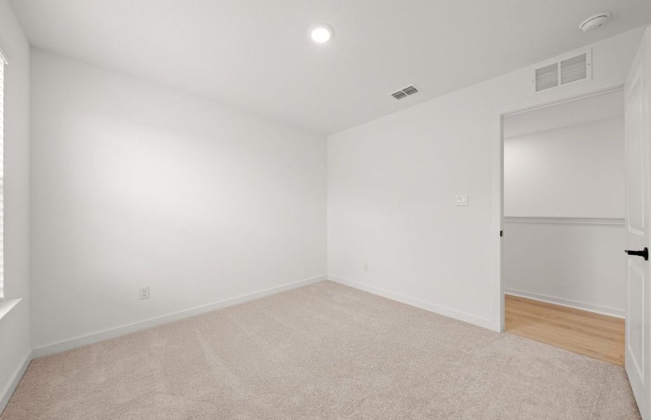 Spacious, unfurnished interior of a new home in Sunfield, Buda (Image 17).