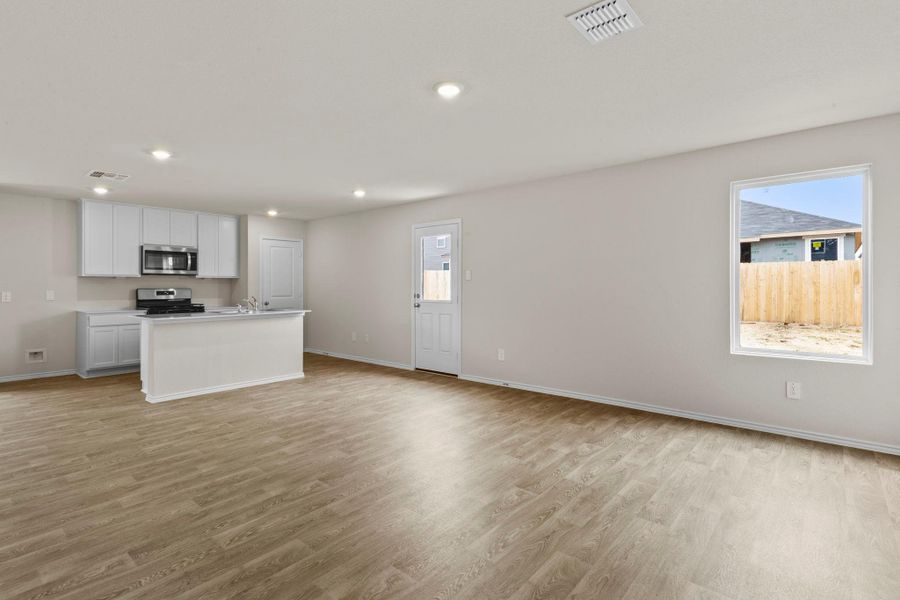 Spacious, unfurnished interior of a new home in Sunset Oaks, Maxwell (Image 25).