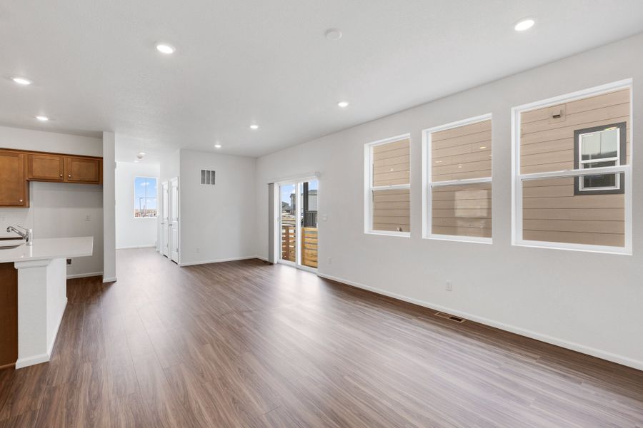 Spacious, unfurnished interior of a new home in Windler, Aurora (Image 5).
