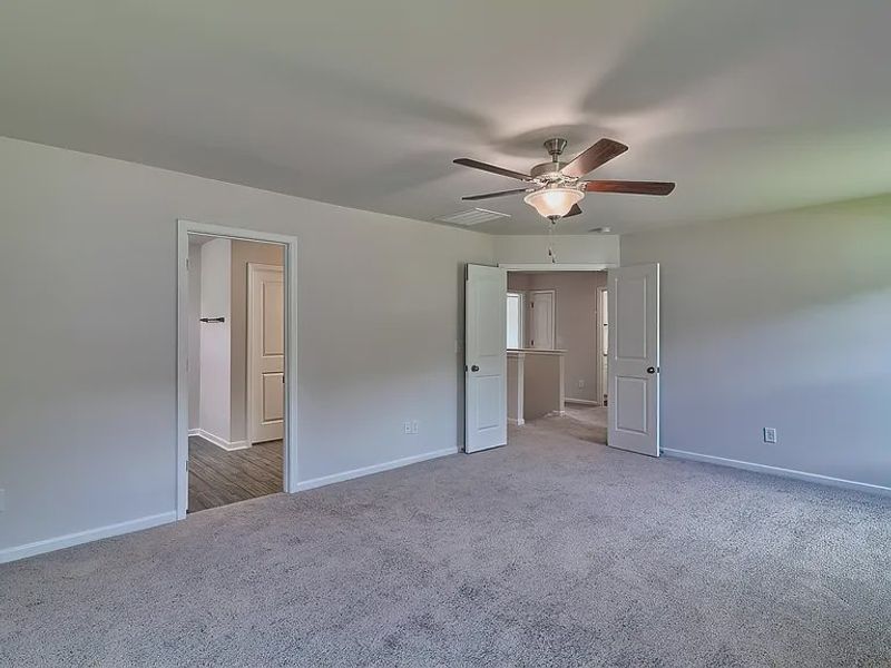 Spacious, unfurnished interior of a new home in Emanuel Creek, West Columbia (Image 13).