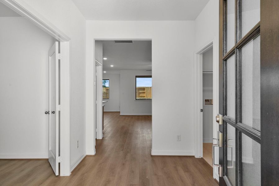 Spacious, unfurnished interior of a new home in Cedar Pointe, Crosby (Image 18).