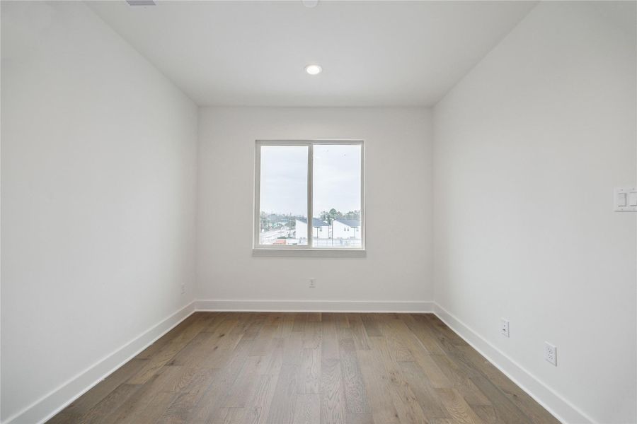 Spacious, unfurnished interior of a new home in Yale Terrace, Houston (Image 9).