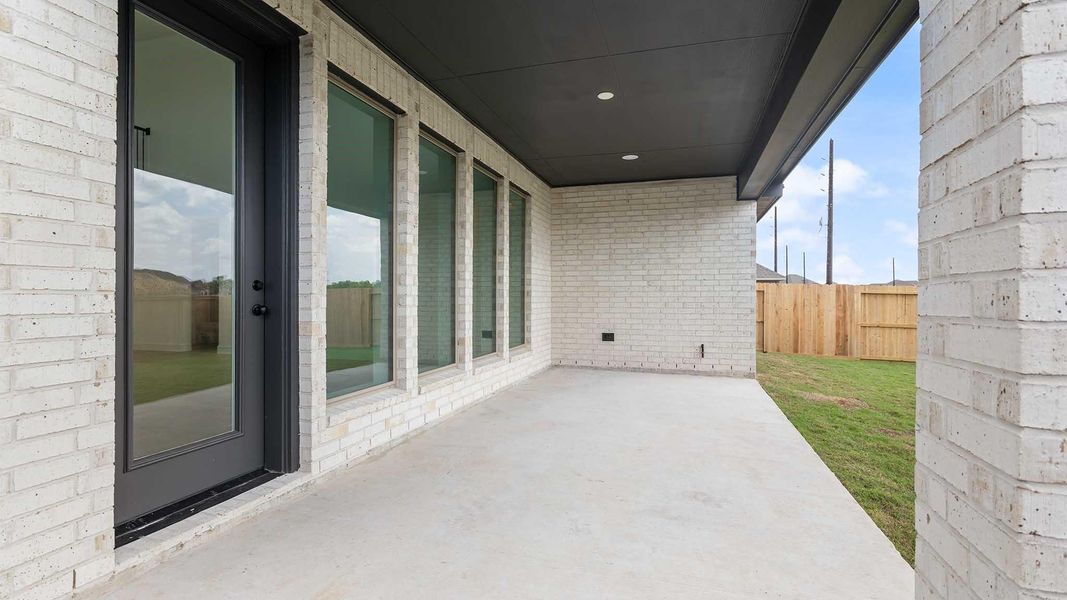 Exterior details and patio area of a home in Candela, Richmond (Image 3).