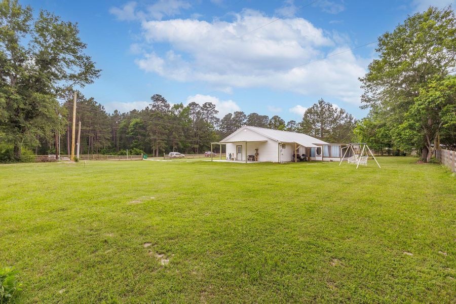 Exterior details and patio area of a home in , Lufkin (Image 22).