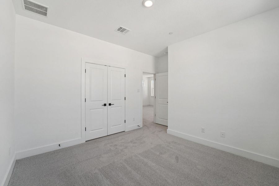 Spacious, unfurnished interior of a new home in Avery Centre, Round Rock (Image 10).