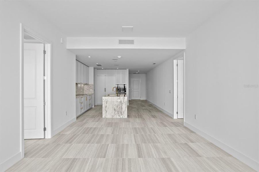 Spacious, unfurnished interior of a new home in , Tampa (Image 73).