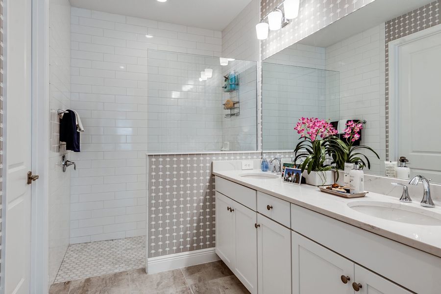 Representative furnished interior of a home built from the Dream 2 by Neal Communities in Palmera, Venice (Image 16).