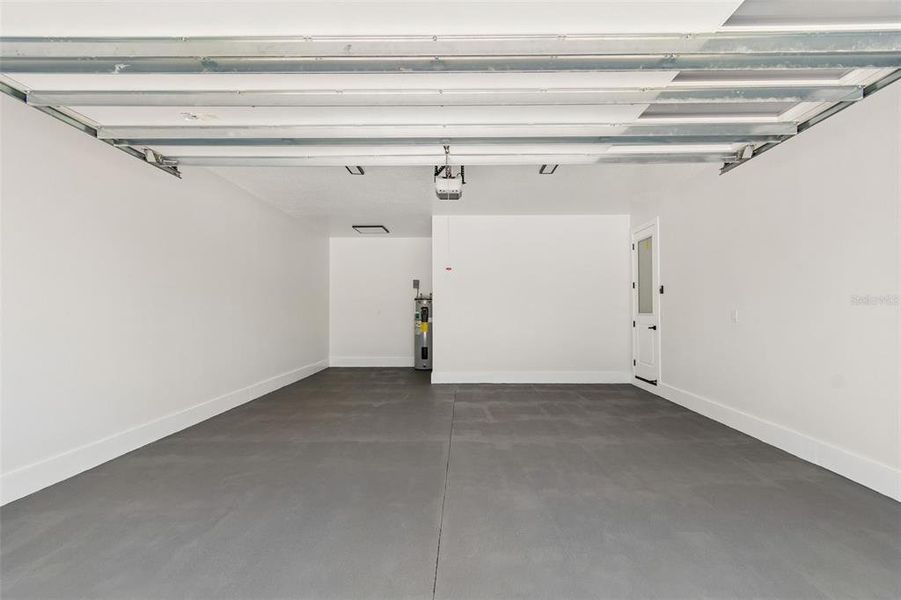 Spacious, unfurnished interior of a new home in , Tampa (Image 68).