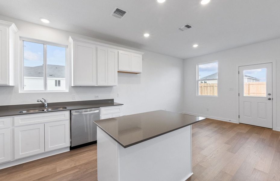 Furnished interior view inside a new home in Alto, San Marcos (Image 9).