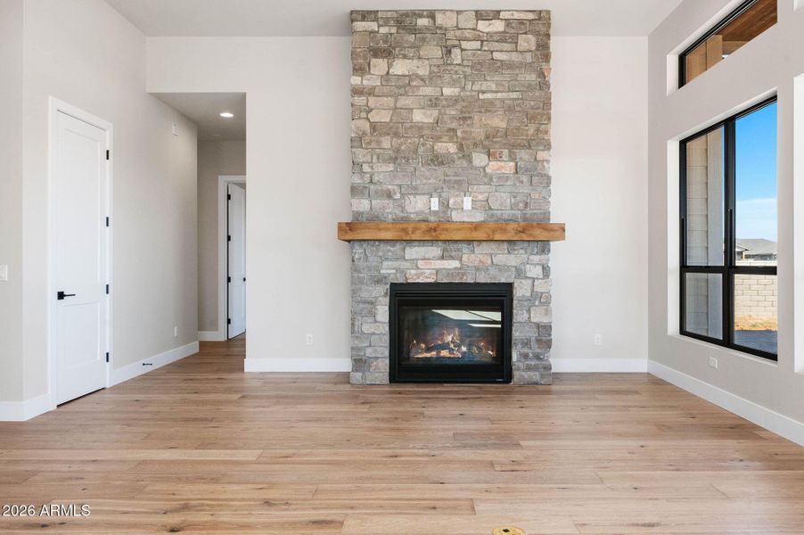 16-Living Room (3) 16-Living Room (3)