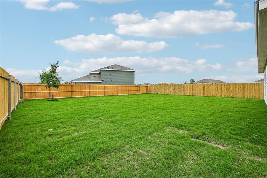 Exterior details and patio area of a home in Middlefield Village, Dallas (Image 21).