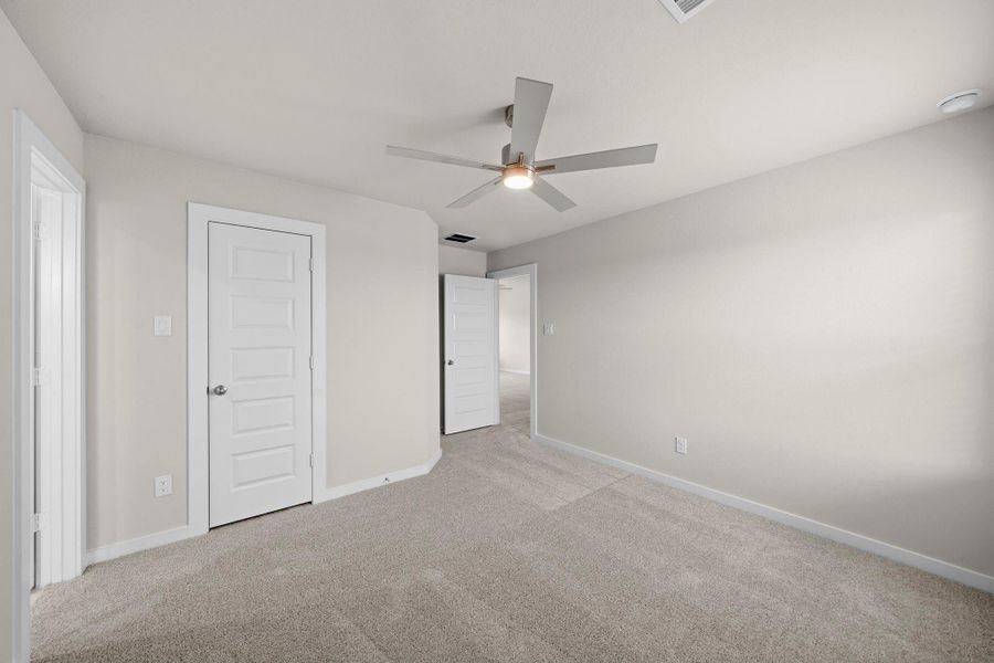 Spacious, unfurnished interior of a new home in Sunterra Lakes, Fulshear (Image 16).