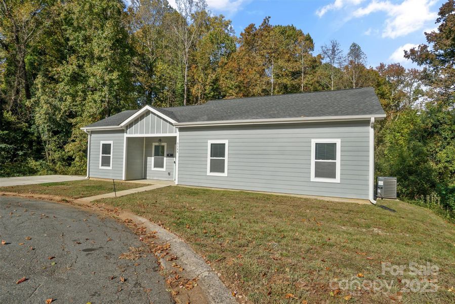 Exterior details and patio area of a home in , Charlotte (Image 15).