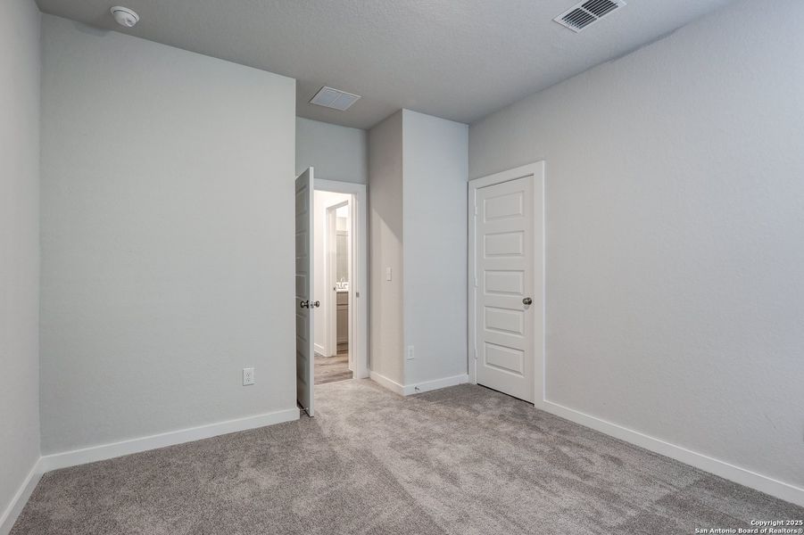 Spacious, unfurnished interior of a new home in Hacienda, San Antonio (Image 17).