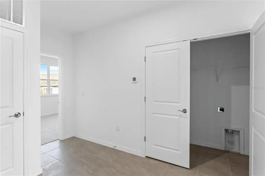 Spacious, unfurnished interior of a new home in Westchase Station, Tampa (Image 27).