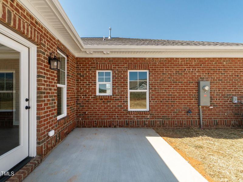 33 2374_WhelenDr Patio3