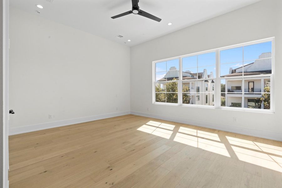 Spacious, unfurnished interior of a new home in , Houston (Image 40).